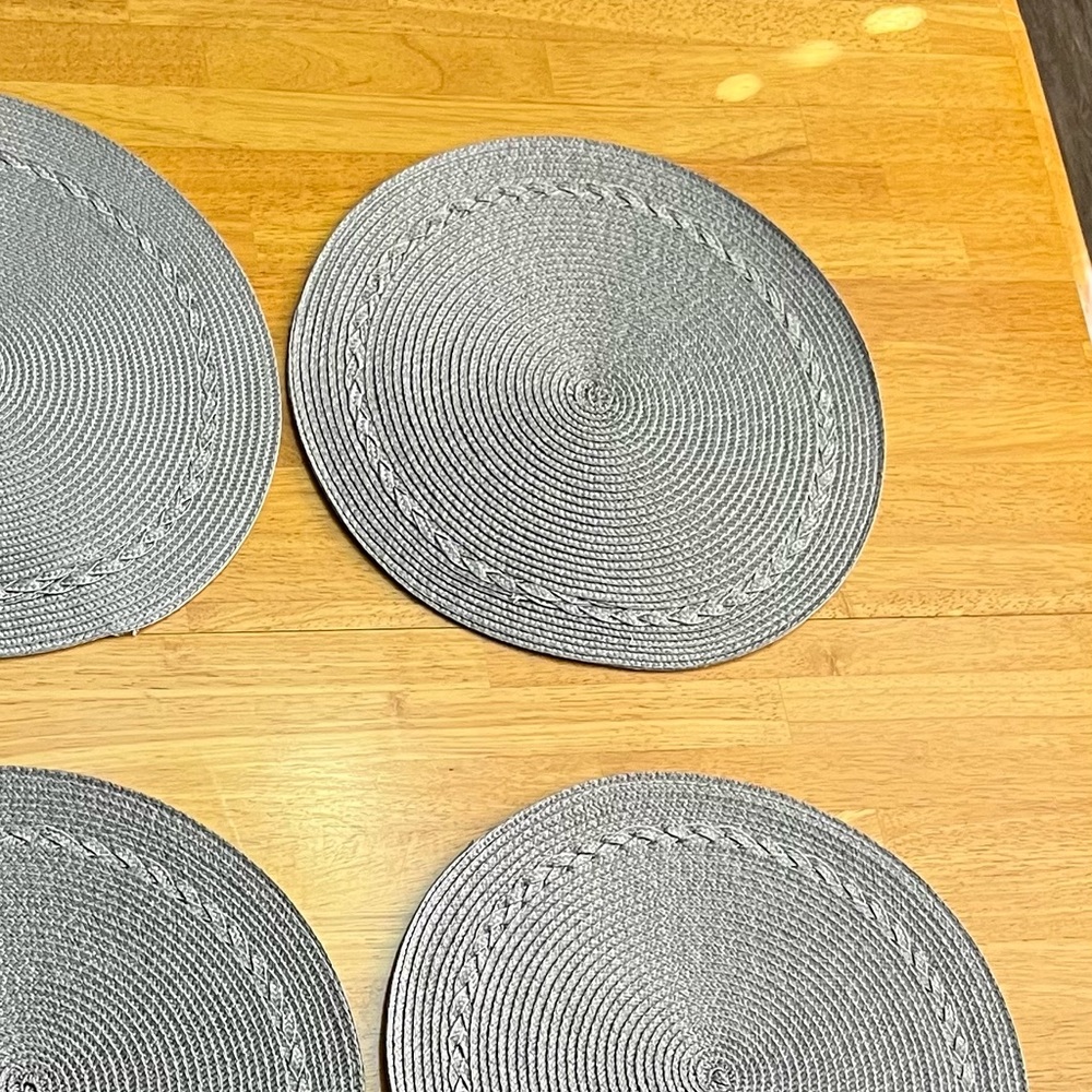 Place Mats 4   16” Round Gray 🌻Like New 🌻
